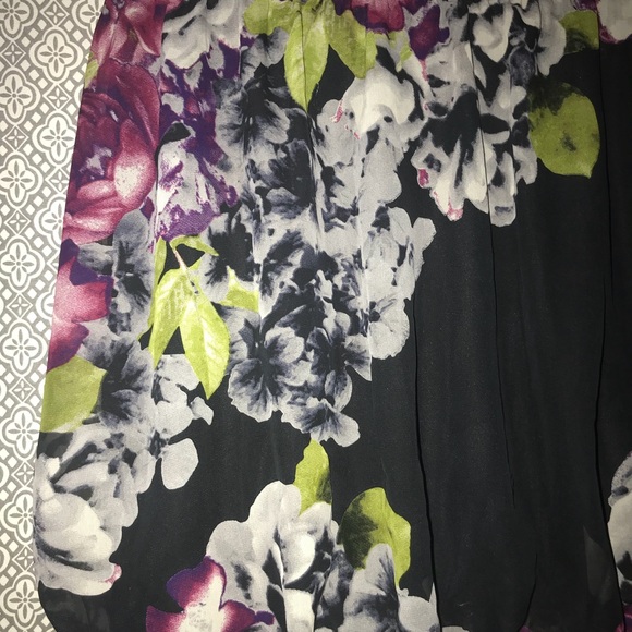 Maurice’s floral bubble style skirt - Picture 2 of 2